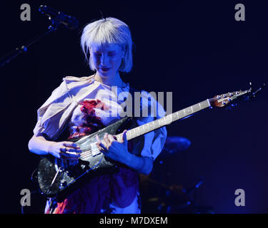 ORLANDO, FL - Dezember 17: Anne Erin' Annie Clark, besser bekannt unter ihrem Künstlernamen St. Vincent bekannt führt an die Amway Center am 17. Dezember in Orlando, Florida 2014. Personen: Annie Clark, St. Vincent Stockfoto