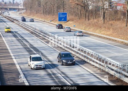 Fürth/Deutschland - März 4, 2018: Verkehr auf der deutschen Autobahn 73 in der Nähe von Fürth, Deutschland Stockfoto