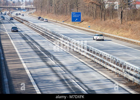 Fürth/Deutschland - März 4, 2018: Verkehr auf der deutschen Autobahn 73 in der Nähe von Fürth, Deutschland Stockfoto