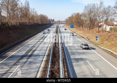 Fürth/Deutschland - März 4, 2018: Verkehr auf der deutschen Autobahn 73 in der Nähe von Fürth, Deutschland Stockfoto