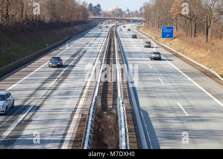 Fürth/Deutschland - März 4, 2018: Verkehr auf der deutschen Autobahn 73 in der Nähe von Fürth, Deutschland Stockfoto