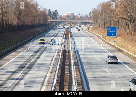 Fürth/Deutschland - März 4, 2018: Verkehr auf der deutschen Autobahn 73 in der Nähe von Fürth, Deutschland Stockfoto