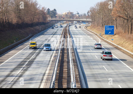 Fürth/Deutschland - März 4, 2018: Verkehr auf der deutschen Autobahn 73 in der Nähe von Fürth, Deutschland Stockfoto