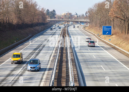 Fürth/Deutschland - März 4, 2018: Verkehr auf der deutschen Autobahn 73 in der Nähe von Fürth, Deutschland Stockfoto