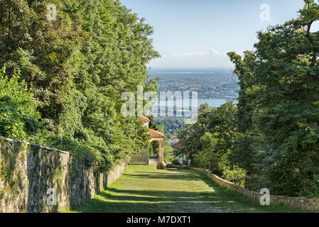 Sacro Monte di Varese (Santa Maria del Monte), Italien. Heilige Weg führt das Dorf zu mittelalterlichen, mit dem neunten Kapelle. Weltkulturerbe der Unesco Stockfoto