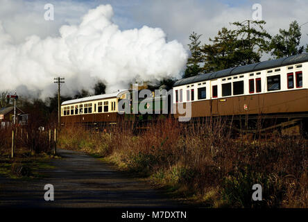 GWR-Gepäckbehälter Nr. 6412, der Staverton auf der South Devon Railway mit einem Autozug nach Totnes verlässt., 17.. Februar 2018. Stockfoto