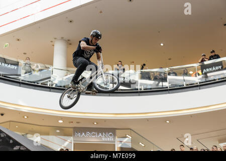 Arkady Pankrac Mall, Prag - 3. März: Biker fliegt über das letzte Hindernis während der Mall Tour 2018 am 3. März 2018 Arkady Pankrac Mall 2018, Pra Stockfoto