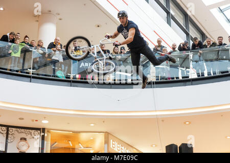 Arkady Pankrac Mall, Prag - 3. März: Biker fliegt über das letzte Hindernis während der Mall Tour 2018 am 3. März 2018 Arkady Pankrac Mall 2018, Pra Stockfoto