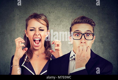 Wütend verrückt Frau schreiend und ängstlich betonte Mann Stockfoto