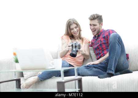 Glückliches junges paar Prüfungen Fotos auf Fotos die Kamera Stockfoto