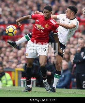 Von Manchester United Marcus Rashford (links) und Liverpools Trent Alexander-Arnold Kampf um den Ball während der Premier League Spiel im Old Trafford, Manchester. Stockfoto