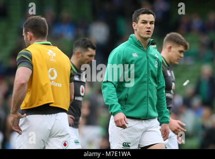 Irlands Johnny Sexton (rechts) während der NatWest sechs Nationen Match im Aviva Stadium, Dublin. Stockfoto