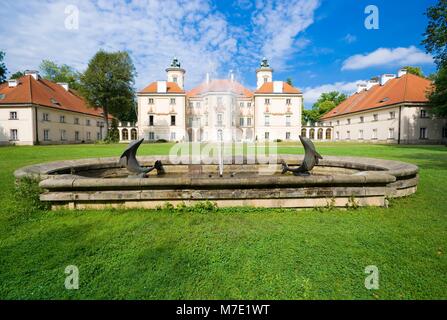 Dekorative Fassade aus barocken Bielinski Palace in Otwock Wielki (in der Nähe von Warschau) von einem Park gesehen, Polen Stockfoto