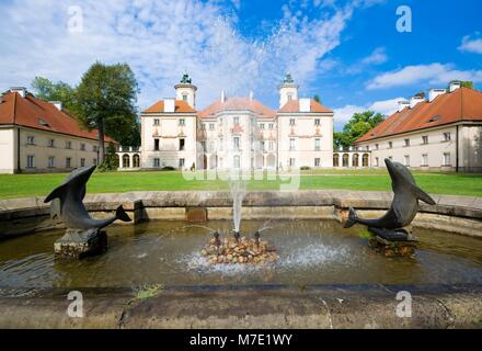 Dekorative Fassade aus barocken Bielinski Palace in Otwock Wielki (in der Nähe von Warschau) von einem Park gesehen, Polen Stockfoto