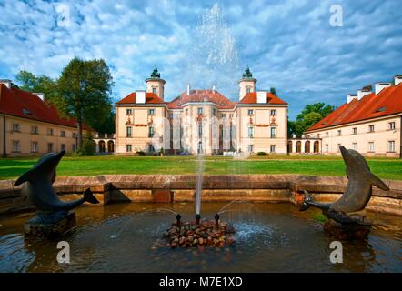 Dekorative Fassade aus barocken Bielinski Palace in Otwock Wielki (in der Nähe von Warschau) von einem Park gesehen, Polen Stockfoto