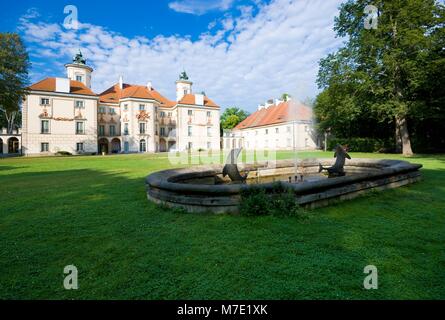 Dekorative Fassade aus barocken Bielinski Palace in Otwock Wielki (in der Nähe von Warschau) von einem Park gesehen, Polen Stockfoto