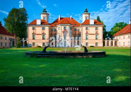 Dekorative Fassade aus barocken Bielinski Palace in Otwock Wielki (in der Nähe von Warschau) von einem Park gesehen, Polen Stockfoto