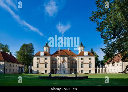 Dekorative Fassade aus barocken Bielinski Palace in Otwock Wielki (in der Nähe von Warschau) von einem Park gesehen, Polen Stockfoto