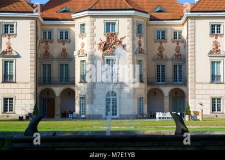 Dekorative Fassade aus barocken Bielinski Palace in Otwock Wielki (in der Nähe von Warschau) von einem Park gesehen, Polen Stockfoto