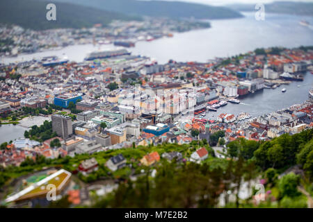 Bergen ist eine Stadt in Südschweden an der Westküste von Norwegen. Bergen ist die zweitgrößte Stadt in Norwegen. Der Blick von der Höhe des b Stockfoto