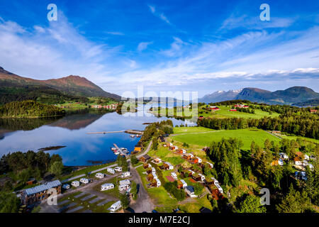 Schöne Natur Norwegen natürliche Landschaft. Luftaufnahme des Campingplatzes zu entspannen. Familie Urlaub Reisen, Urlaub im Reisemobil RV. Stockfoto