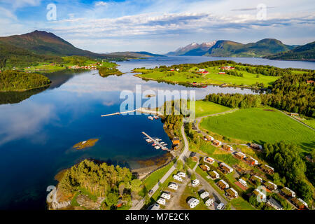 Schöne Natur Norwegen natürliche Landschaft. Luftaufnahme des Campingplatzes zu entspannen. Familie Urlaub Reisen, Urlaub im Reisemobil RV. Stockfoto