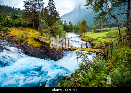 Hängebrücke über den Fluss. Schöne Natur Norwegen natürliche Landschaft. Stockfoto