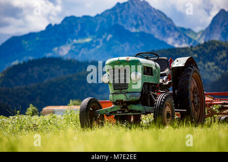 Alten Traktor auf den Bergwiesen Stockfoto