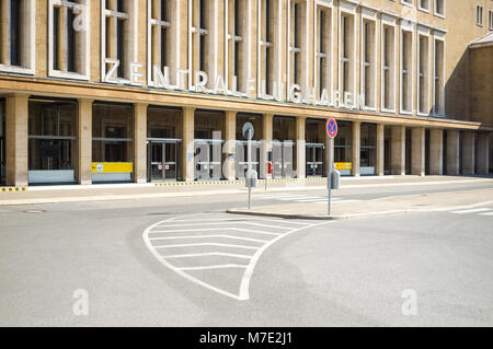 Berlin, Deutschland - 23. Juli 2014: Seit der Flughafen Tempelhof geschlossen in 2008, es beherbergt Messen und wurde zu einem Notfall Flüchtling Schutz in 2015. Stockfoto