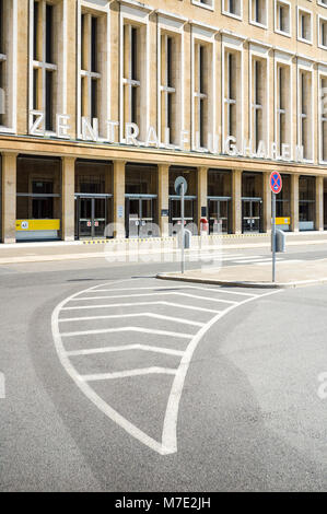 Berlin, Deutschland - 23. Juli 2014: Seit der Flughafen Tempelhof geschlossen in 2008, es beherbergt Messen und wurde zu einem Notfall Flüchtling Schutz in 2015. Stockfoto