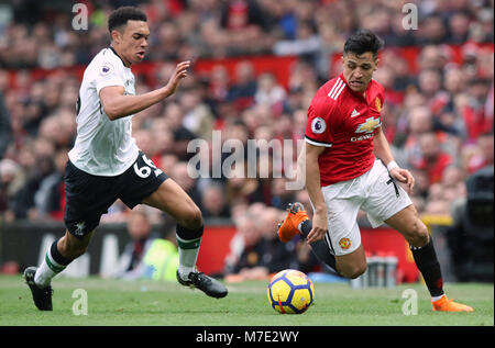 Liverpools Trent Alexander-Arnold (links) und von Manchester United Alexis Sanchez Kampf um den Ball während der Premier League Spiel im Old Trafford, Manchester. Stockfoto