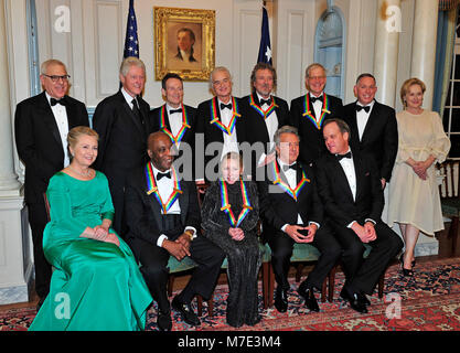 Die sieben Empfänger der 2012 posieren für ein Foto nach einem Abendessen hosted by United States Secretary Of State Hillary Rodham Clinton im US-Außenministerium in Washington, D.C. am Samstag, 1. Dezember 2012 Kennedy Center Honors.  Die Preisträger 2012 sind Buddy Guy, Schauspieler Dustin Hoffman, late-Night Host Tänzerin Natalia Makarova, David Letterman und der britischen Rockband Led Zeppelin (Robert Plant, Jimmy Page und John Paul Jones).  Von links nach rechts, hintere Reihe: David M. Rubenstein Chairman von der John F. Kennedy Center for the Performing Arts, ehemalige US-Präsident Bill Clinton, John Pa Stockfoto