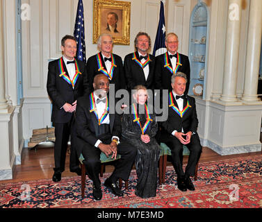 Die sieben Empfänger der 2012 posieren für ein Foto nach einem Abendessen hosted by United States Secretary Of State Hillary Rodham Clinton im US-Außenministerium in Washington, D.C. am Samstag, 1. Dezember 2012 Kennedy Center Honors.  Die Preisträger 2012 sind Buddy Guy, Schauspieler Dustin Hoffman, late-Night Host Tänzerin Natalia Makarova, David Letterman und der britischen Rockband Led Zeppelin (Robert Plant, Jimmy Page und John Paul Jones).   Von links nach rechts, hintere Reihe: David Letterman, John Paul Jones, Jimmy Page und Robert Plant.  Von links nach rechts, vordere Reihe: Buddy Guy, Natalia Makarova, ein Stockfoto