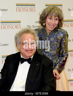 Itzhak Perlman, und seine Frau, Toby, kommen für die formale Artist Abendessen zu Ehren des Empfänger der 2012 Kennedy Center Honors von US-Außenministerin Hillary Rodham Clinton im US-Außenministerium in Washington, D.C., am Samstag, dem 1. Dezember 2012. Die 2012 honorees sind Buddy Guy, Schauspieler Dustin Hoffman, bis spät in die Nacht host David Letterman, Tänzer Natalia Makarova, und der britischen Rockband Led Zeppelin (Robert Plant, Jimmy Page und John Paul Jones). Credit: Ron Sachs/CNP/MediaPunch Stockfoto