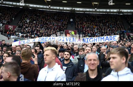 West Ham United Fans halten ein Banner lesen Alte ein Traum ein Alptraum" während der Premier League Match an der London Stadion. Stockfoto