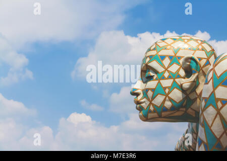 Florenz, Italien, 23. Mai 2011: Detail der Skulptur des Künstlers Rabarama im Freien an einem sonnigen Tag mit Wolken. Stockfoto