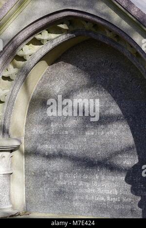 Kunstvoll geschnitzten Detail an der Viktorianischen Grabstein aus Granit. St Machars Kathedrale, Alte Aberdeen, Schottland, Großbritannien. März, 2018. Stockfoto