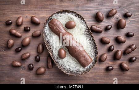 Leckere Schokolade Osterhasen in einem Korb Stockfoto