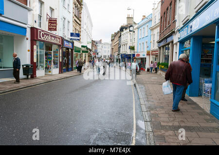 Barnstaple, Devon, Großbritannien - Juli 07, 2008: Käufer an der High Street in North Devon Barnstaple Stockfoto