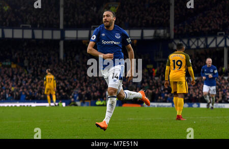 Everton ist Cenk Tosun feiert zweiten Ziel seiner Seite des Spiels zählen während der Premier League Spiel im Goodison Park, Liverpool. Stockfoto