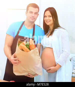 Mann und die schwangere Frau mit einem Paket von baguettes Stockfoto