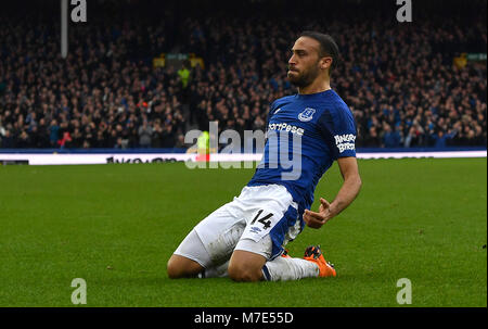 Everton ist Cenk Tosun feiert nach dem Scoring zweiten Ziel seiner Seite des Spiels während der Premier League Spiel im Goodison Park, Liverpool. Stockfoto