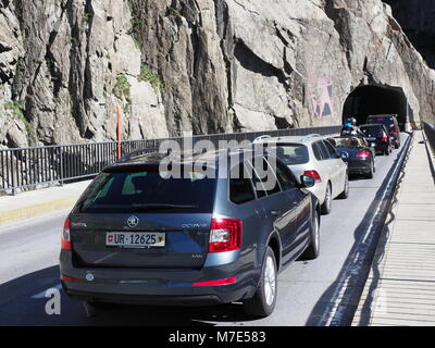 ANDERMATT, Schweiz Europa auf Juli 2017: Autos auf der Straße Brücke und Tunnel scenic Teufelsbruecke des Teufels in den Schweizer Alpen, alpine Rocky Mountains landsca Stockfoto