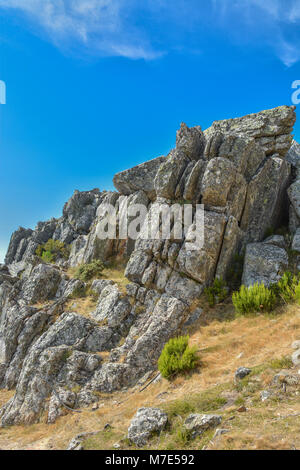 Große vertikale Granit Felsen auf oben auf den Berg Stockfoto