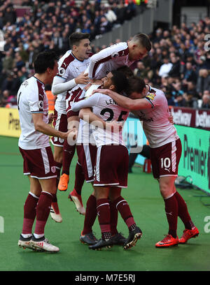 Burnley ist Chris Wood (Mitte) feiert zählende zweite Ziel seiner Seite des Spiels mit Teamkollegen während der Premier League Match an der London Stadion. PRESS ASSOCIATION Foto. Bild Datum: Samstag, März 10, 2018. Siehe PA-Geschichte Fußball West Ham. Photo Credit: Daniel Hambury/PA-Kabel. Einschränkungen: EDITORIAL NUR VERWENDEN Keine Verwendung mit nicht autorisierten Audio-, Video-, Daten-, Spielpläne, Verein/liga Logos oder "live" Dienstleistungen. On-line-in-Verwendung auf 75 Bilder beschränkt, kein Video-Emulation. Keine Verwendung in Wetten, Spiele oder einzelne Verein/Liga/player Publikationen. Stockfoto