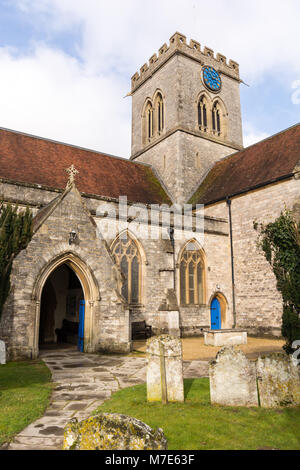 Die Pfarrkirche St. Peter und St. Paul im Zentrum von Ringwood, Hampshire, Großbritannien Stockfoto