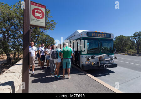 Grand Canyon Red Route shuttle bus und Besucher der Pima Point. Arizona, USA Stockfoto