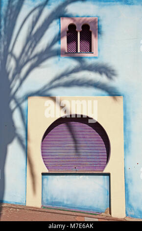 Der Schatten einer Palme ist auf die Wand einer maurischen Besetzung Gebäude am Tivoli World, Benalmadena, Spanien. Stockfoto