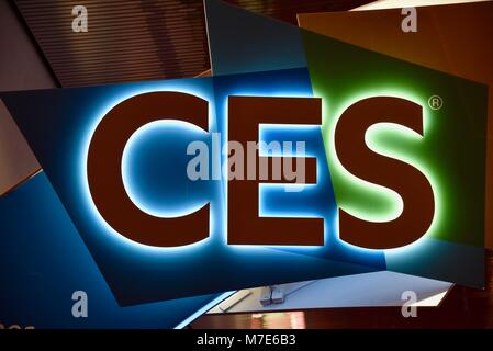 Beleuchtete CES Zeichen für die weltweit größten Consumer Electronics Show am Eingangstor, Central Hall des Las Vegas Convention Center, Las Vegas, NV, USA Stockfoto