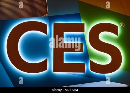 Beleuchtete CES Zeichen für die weltweit größten Consumer Electronics Show am Eingangstor, Central Hall des Las Vegas Convention Center, Las Vegas, NV, USA Stockfoto